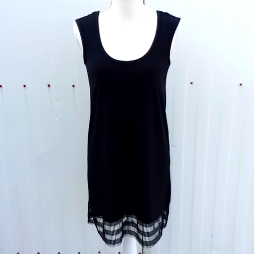 Jordan Taylor Women's Shift Dress Size Small With Open Weave Detailed Hem Line.